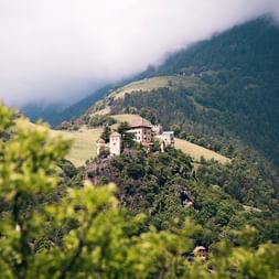 Auf einem grünen Hügel ist das Schloss Juval von Messner in Österreich.