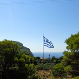 Zakynthos Flagge mit Blick auf das Meer