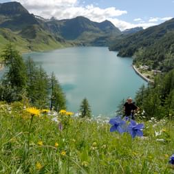 Blick auf den Speichersee Lago Ritom im Kanton Tessin. Alpenpässe-Weg. Aktivferien mit Eurotrek.