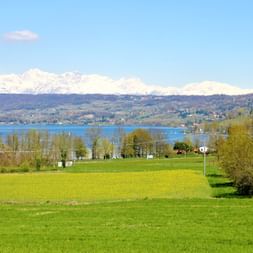 Aussicht auf den Viverone See in Piemont