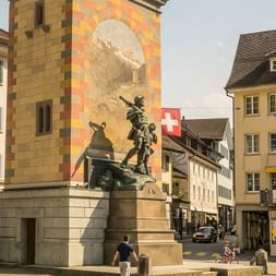 Das Telldenkmal steht inmitten des Markplatzes in Altdorf.