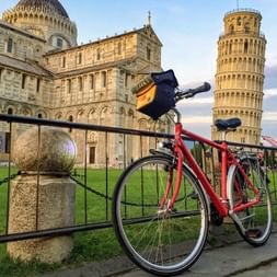 Rad auf der Piazza dei Miracoli