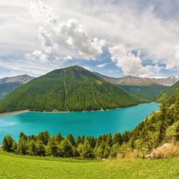 Traumhaftes Panorama auf den farbenprächtigen Bergsee