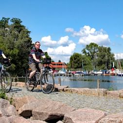 Radfahrer am Radweg im Hafen von Rostock