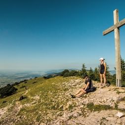 Aufstieg zum Gipfelkreuz Hasenmatt bei Selzach. Jura Höhenweg. Wanderferien mit Eurotrek.