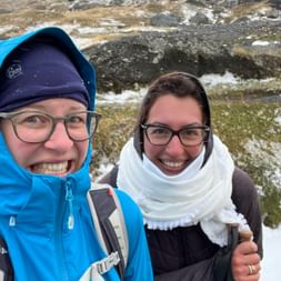 Alexandra und ihre Freundin machen ein Selfie beim Wandern im Schnee.