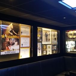 Ein Raum mit Poster, goldenen Schallplatten, und viele andere Auszeichnungen und Bilder des Schwedischen Exports Roxette.