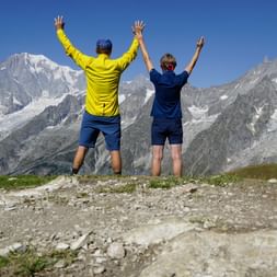 Zwei Wanderer freudig auf dem Gipfel eines Berges angekommen