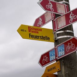 Wegweiser der viele Rad und Fusswege anzeigt, aber auch den Weg zur Feuerstelle der Zeitschrift Schweizer Familie.