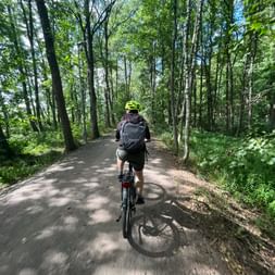 Ein Fahrradfahrer fährt auf einem Waldweg durch den Wald in Finalnd.