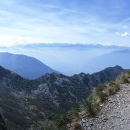 Wanderer mit einer tollen Aussicht auf der Sentiero Lago di Lugano Route. Wanderferien mit Eurotrek.