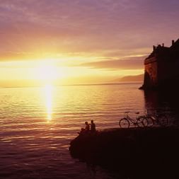 Sonnenuntergang am Genfersee. Rhone-Route. Veloferien mit Eurotrek.