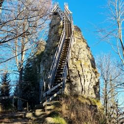 Eine steile Treppe führt auf einen Fels, dem Guggershörnli.
