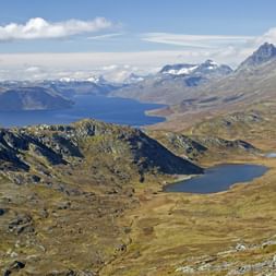 Von der Spitze des Synshorn in Norwegen sieht man hinunter auf die Landschaft und die norwegischen Seen.
