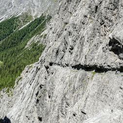 A notch has been cut into the rock which forms the hiking trail through the Uina valley.