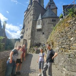 Gruppenfoto auf Burg Eltz