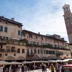 Blick auf den Torre dei Lamberti in Verona. Von Bozen - Venedig. Aktivferien mit Eurotrek.