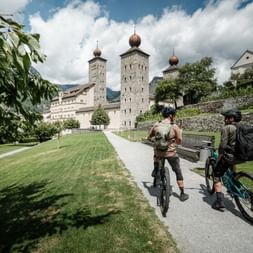 Biker in Brig vor dem Stockalperpalast