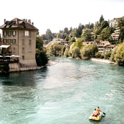Schlauchboot mitten durch Bern