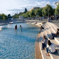 Ein Pool mit Wasserspiel in Lausanne.