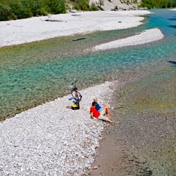 Radler machen Pause an der Isar