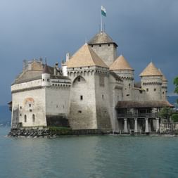 Le château de Chillon se trouve directement sur les rives du lac Léman.