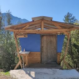 Eine Holzhütte beschriften mit Panoramic WC befindet sich im Wald