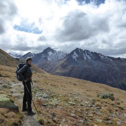 Günther devant montagnes