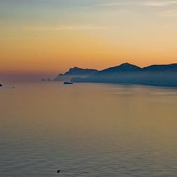 Romantischer Sonnenuntergang an der Amalfiküste