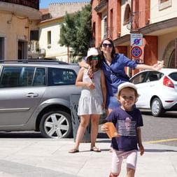 Foto von zwei Frauen mit einem kleinen Kind im Vordergrund. Aktivferien mit Eurotrek.