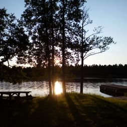Ein Sonnenuntergang an einem See in Schweden auf einer Reise von Eurotrek.