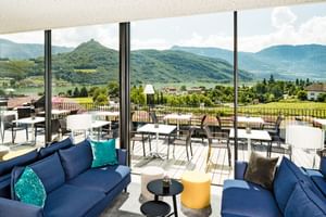 Gemütliche Lounge und Terrasse im Hotel Thalhof in Kaltern