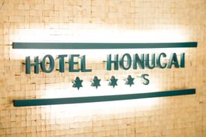 Schriftzug des Hotel Honucai