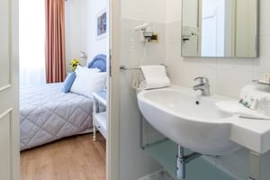 Badezimmer Doppelzimmer Classic im Hotel Villa Erica