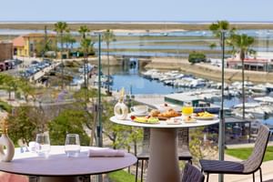 Frühstück auf der Terrasse mit Blick auf den Hafen