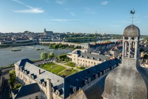 Luftaufnahme des Hotel Fleur de Loire Blois mit historischem Turm, Blick auf die Loire und Steinbrücke zur Altstadt von Blois.