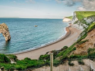 Küstenlandschaft von Cornwall mit Strand und steilen weissen Klippen.