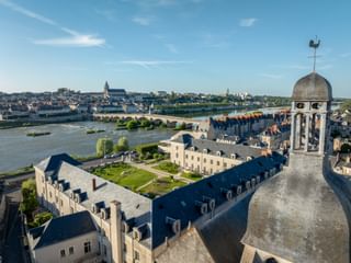 Luftaufnahme des Hotel Fleur de Loire Blois mit historischem Turm, Blick auf die Loire und Steinbrücke zur Altstadt von Blois.