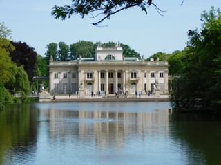 der Laezienki-Park in Warschau vor dem Brunnen