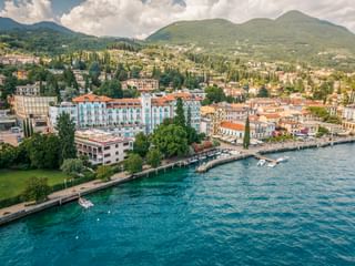 Blick vom See aufs Hotel
