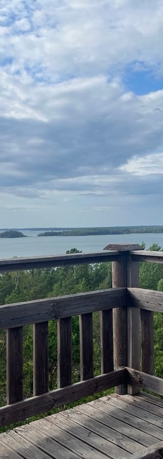 Aussichtspunkt mit Blick auf das Meer mit mehreren Inseln und Bäumen in Finnland