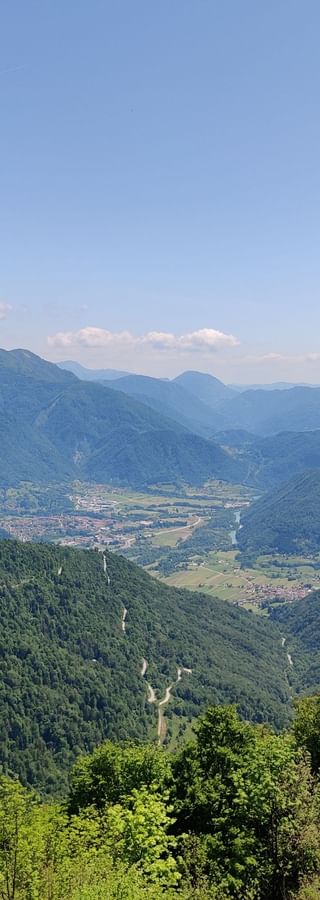 Ausblick ins Tal und über viele bewaldete Berge.
