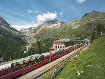 Haltestelle der Rhätischen Bahn auf der Alp Grüm.