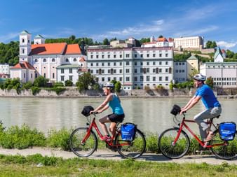 Radweg an der Inn mit Passauer Altstadt