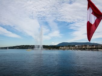 Genfer See mit schweizer Flagge