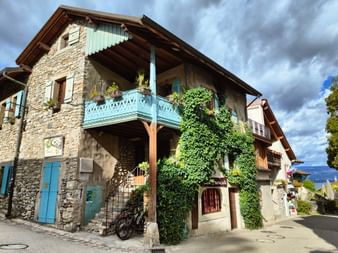 Altes Steinhaus mit Efeu bewachsen in Yvoire.