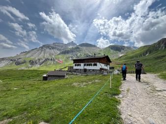 Wanderer auf einem Pfad zur Berghütte
