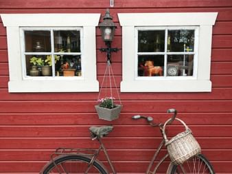 Velo vor einem roten Haus. Inselhüpfen Schweden. Aktivferien mit Eurotrek.