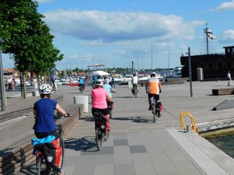 Fahrradgruppe am Hafen