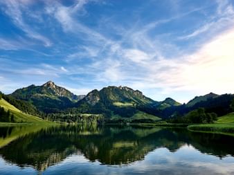 Der Schwarzsee eingebettet von grünen Bergen im Hintergrund